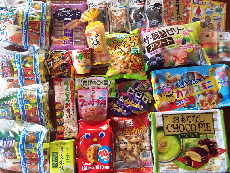 海外の友達に荷物を送る 日本のお菓子は最高だよ 土産の参考に みみ子の福耳 ア ワ
